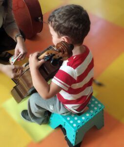Niño aprendiendo violoncello-clases de musica en verano